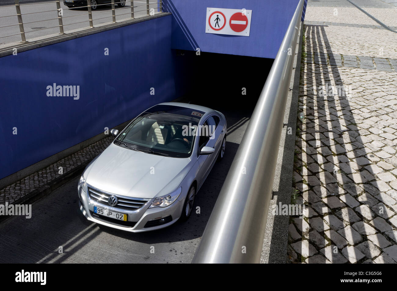 Auto aus der Tiefgarage Stockfoto