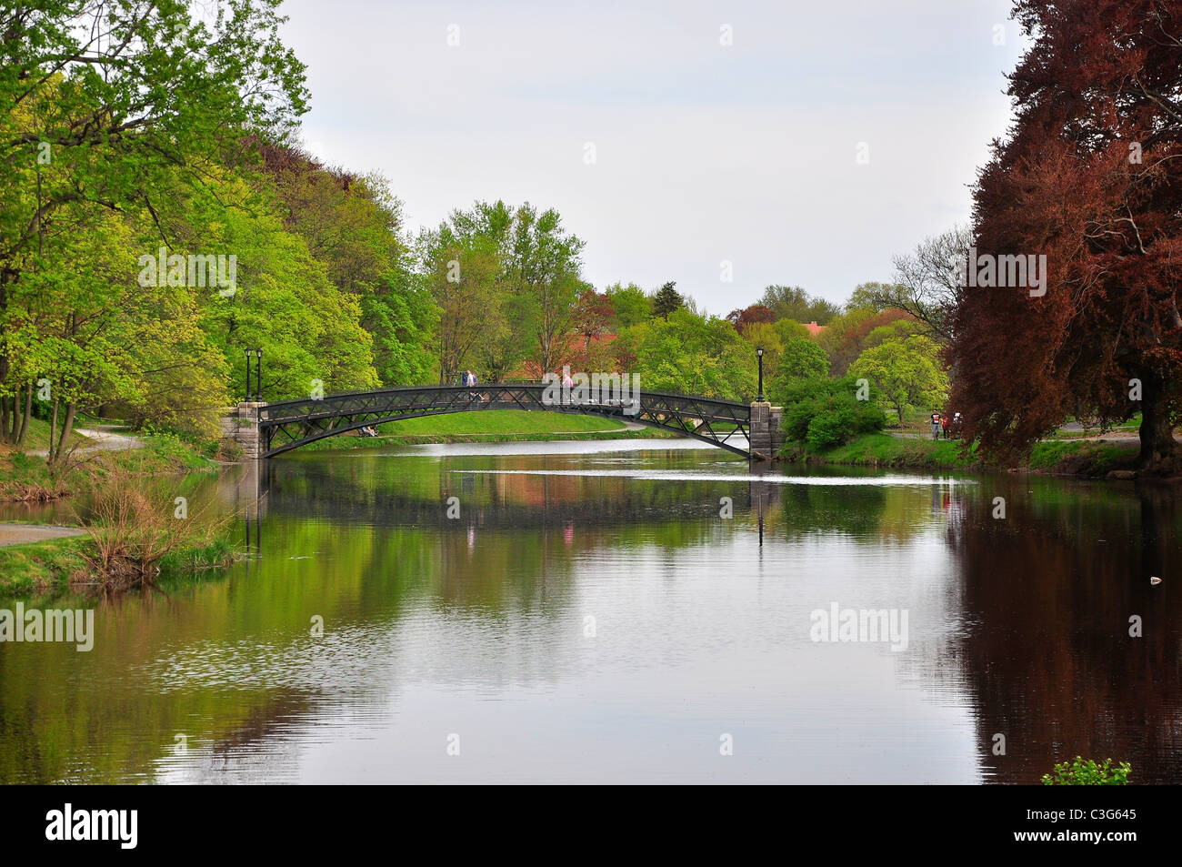 Die Reflexion der historischen Brücke von Washington Park in See, Albany NY. Stockfoto