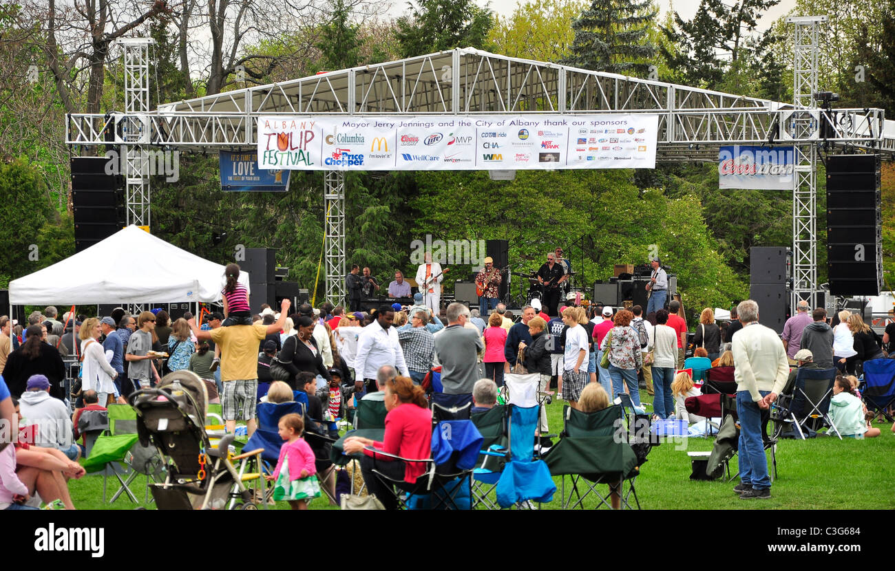 Menschen sammeln im Washington Park für live-Musik-Performance in Albany Tulpenfest. Stockfoto