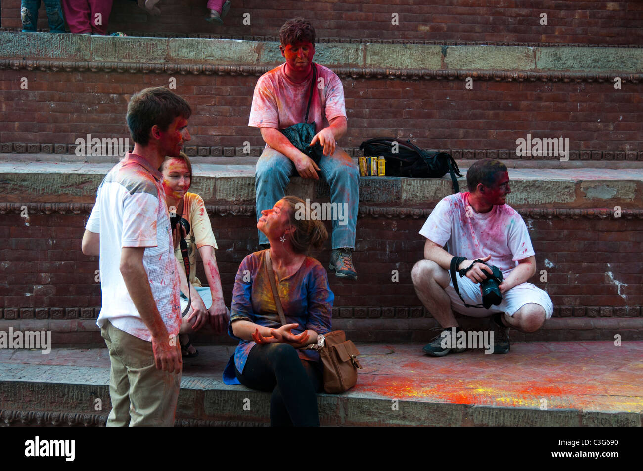 Touristen kommen an den Holi Feierlichkeiten, Kathmandu Stockfoto