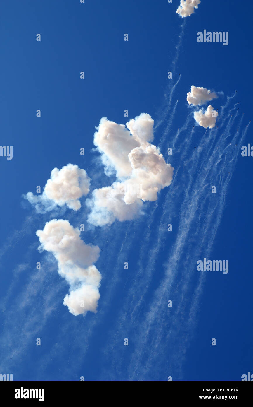 blauer Himmel mit Feuerwerk Feuerwerkskörper weiße Wolken tagsüber Stockfoto