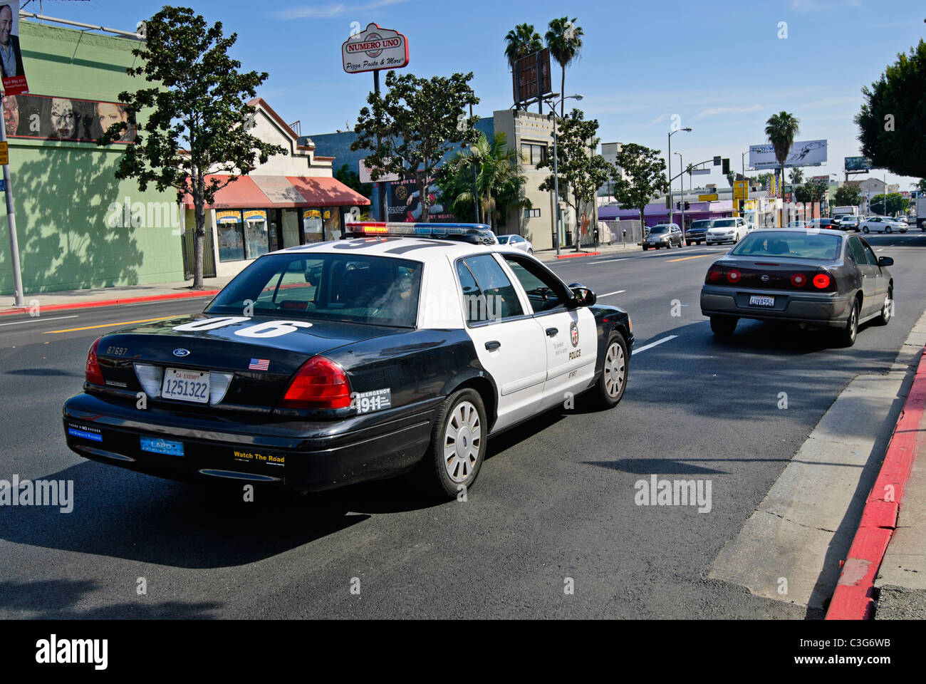 Auto wird von einem Polizisten angehalten. Stockfoto