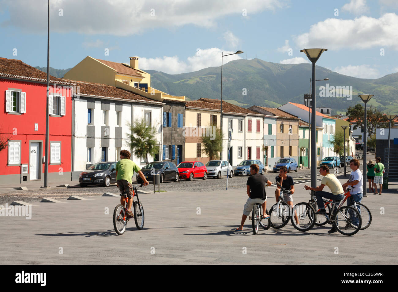 Eine Gruppe von Jungs im Teenageralter amüsieren sich mit dem Fahrrad in der Stadt Ribeira Grande, Azoren Stockfoto