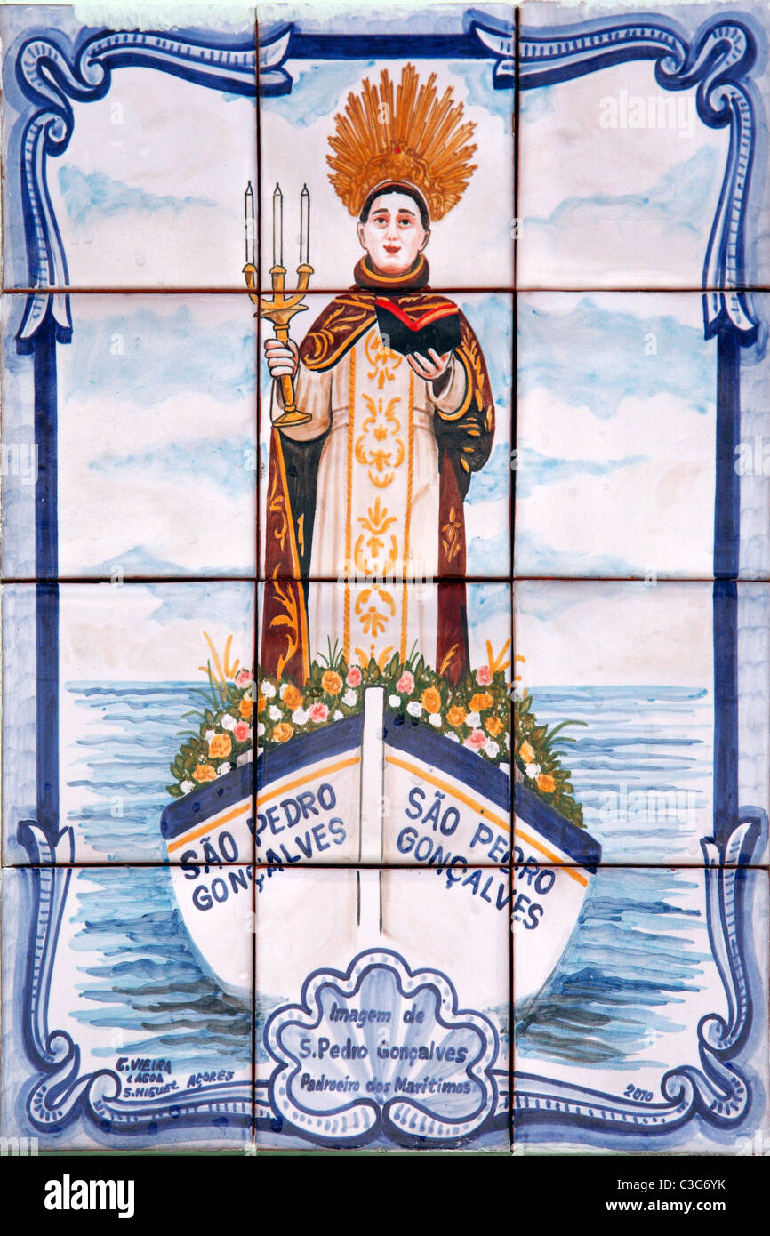 Portugiesische Kacheln (Azulejo) Darstellung von Sao Pedro Gonçalves, Patron der Fischer Stockfoto
