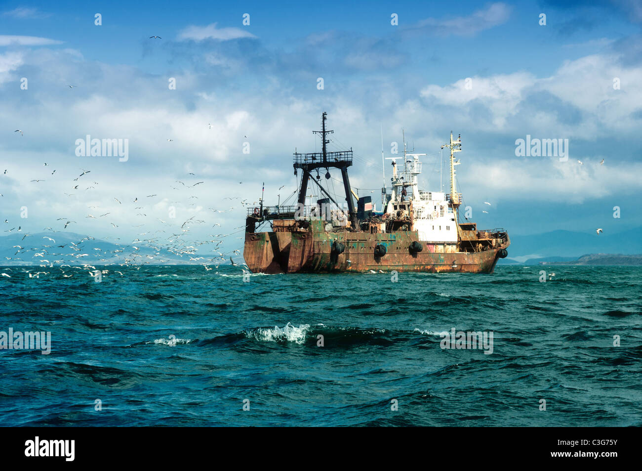Schiff Angeln beim Fischen im japanischen Meer Stockfoto