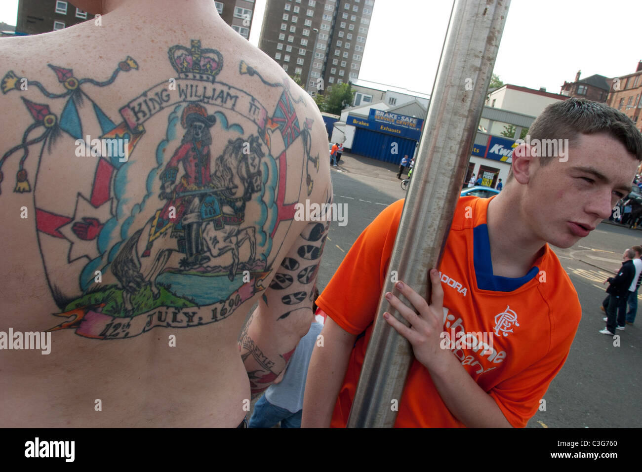 Rangers Football Club Fußball-Fans außerhalb Hampden Stadium, Glasgow, 30. Mai 2003. Schottland Stockfoto