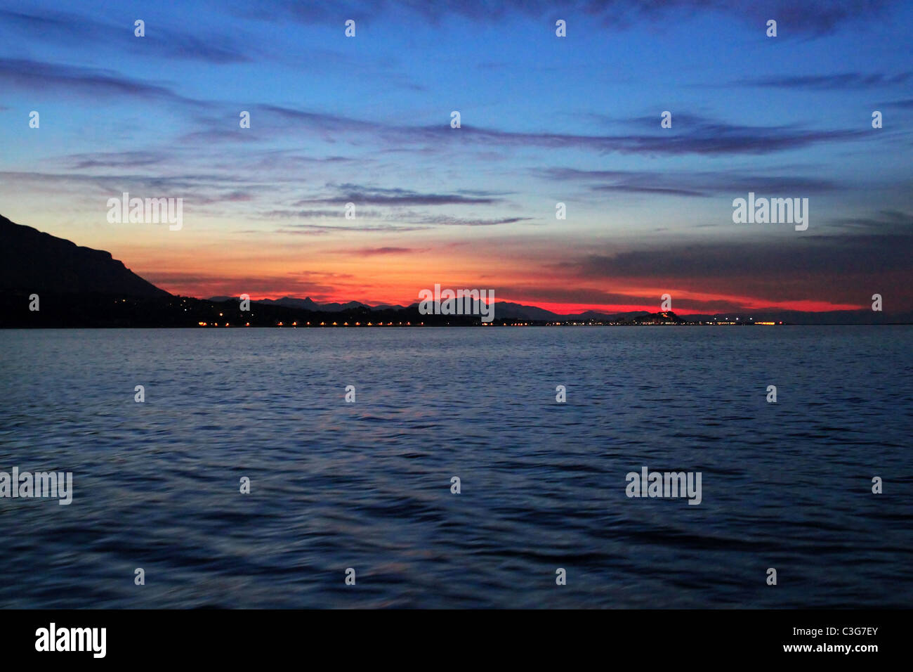 Blick auf Denia den Sonnenuntergang vom Meer Mittelmeer Hintergrundbeleuchtung Alicante Spanien Stockfoto