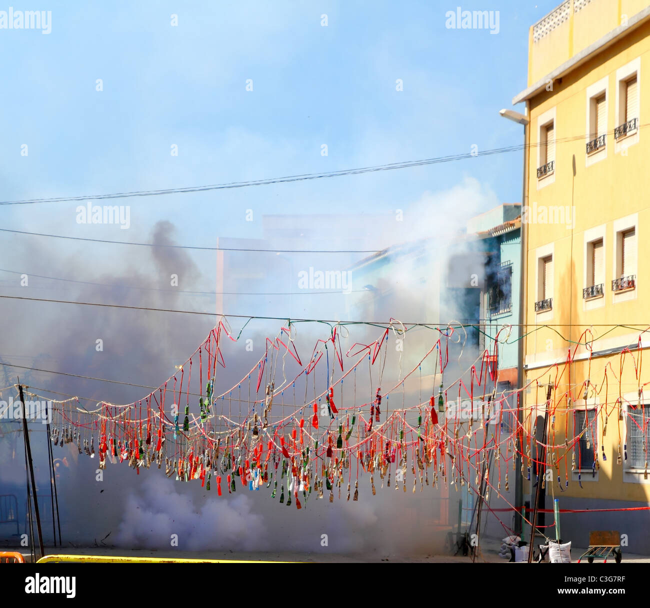 Feuerwerk Feuerwerkskörper explodiert in Rauch Straße in Spanien fest Stockfoto
