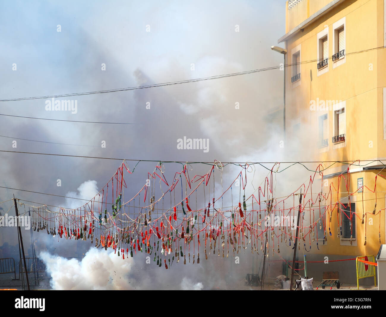 Feuerwerk Feuerwerkskörper explodiert in Rauch Straße in Spanien fest Stockfoto