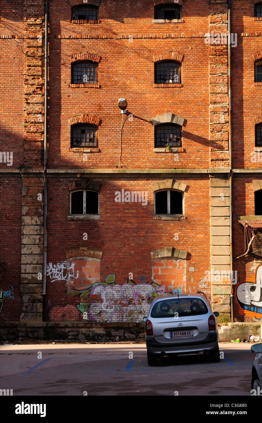 Parkplatz vor der verlassenen Fabrik, Rijeka, Kroatien Stockfoto