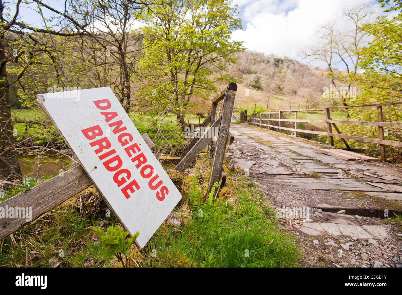 Ein Warnsignal über eine gefährliche Brücke in Glen Shira oben Loch Fyne in Schottland, Großbritannien. Stockfoto