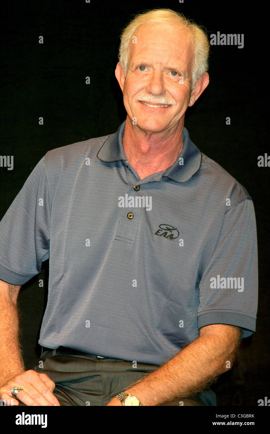 Kapitän Chesley "Sully" Sullenberger EAA Young Eagles Pressekonferenz am Santa Monica Airport, neue Vorsitzende einzuführen, Stockfoto