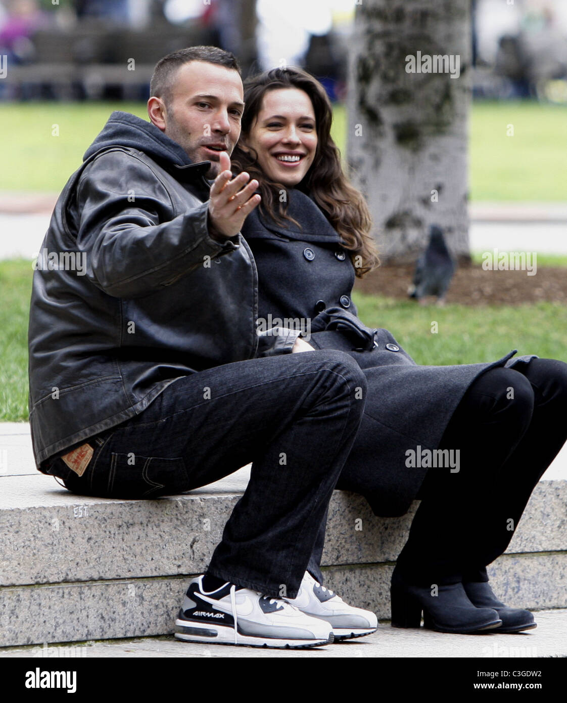 Ben Affleck Und Rebecca Hall Am Set Von The Town Dreharbeiten In Copley Square Boston Massachusetts 01 10 09 Stockfotografie Alamy