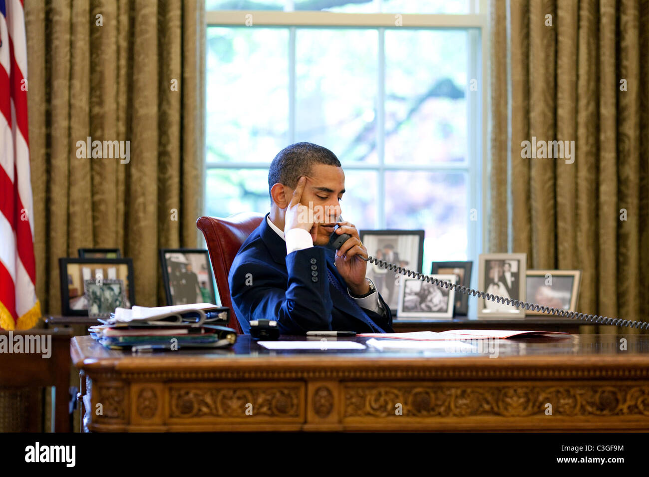 Präsident Barack Obama spricht am Telefon mit dem chinesischen Präsidenten Hu Jintao im Oval Office Washington DC, USA - 06.05.09 Stockfoto