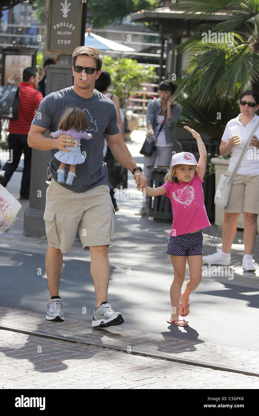 Mark Wahlberg nimmt seine Tochter Ella Rae, American Girl Place in  Hollywood. Mark ist auf den kommenden Film Darsteller "die Stockfotografie  - Alamy