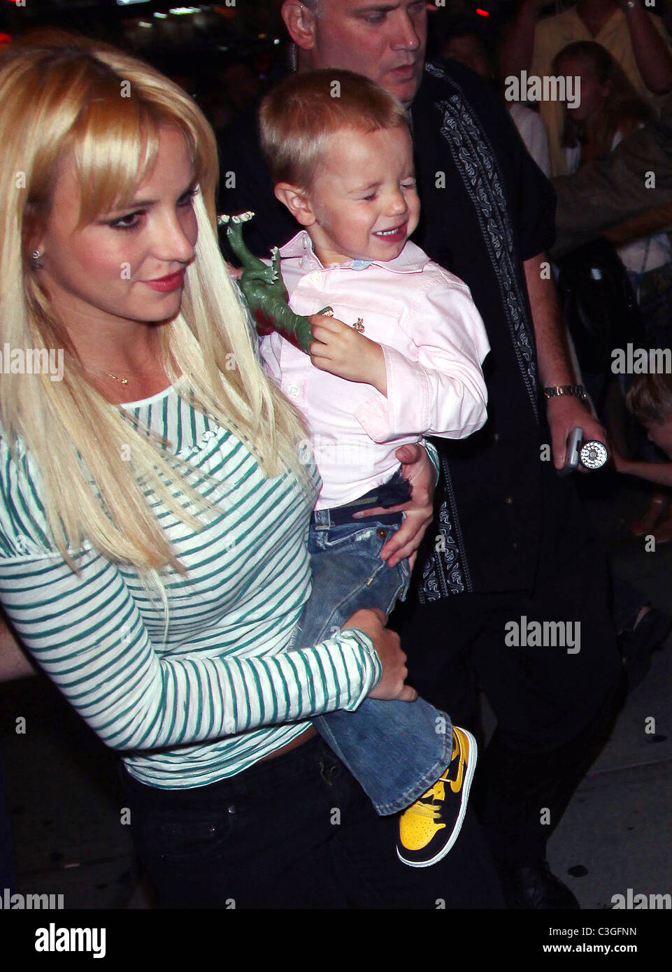 Britney Spears nimmt ihre Söhne Sean Preston Federline und Jayden James(02)