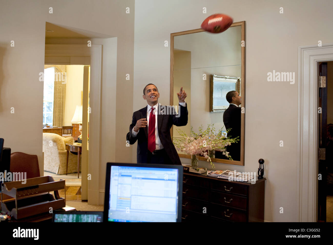 Präsident Barack Obama spielt mit einem Fußball in der äußeren Oval Office Washington DC, USA - 04.03.09 weiße Haus Beamter Stockfoto