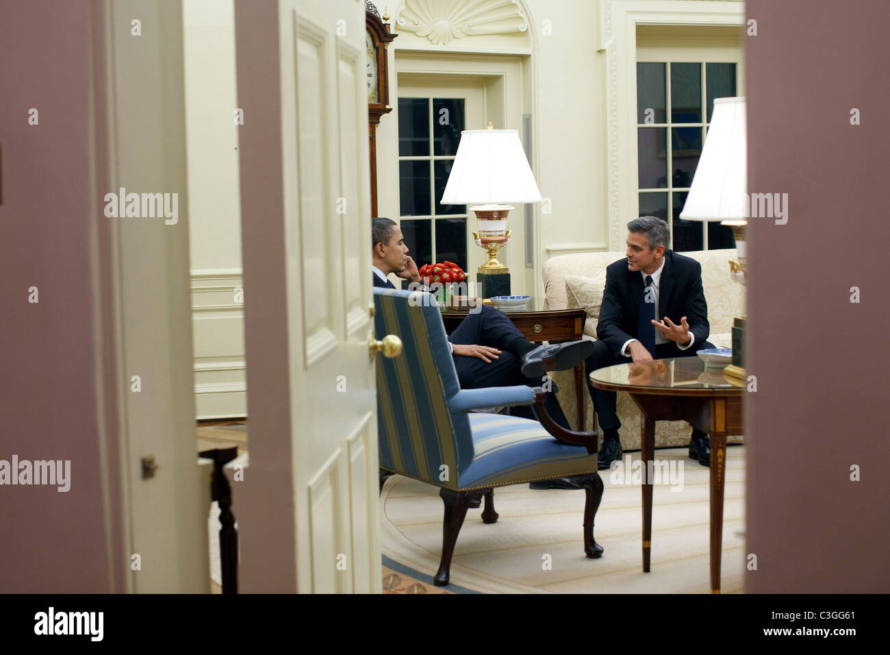 Präsident Barack Obama trifft mit dem Schauspieler George Clooney im Oval Office Washington DC, USA - 23.02.09 weiße Haus Beamter Stockfoto