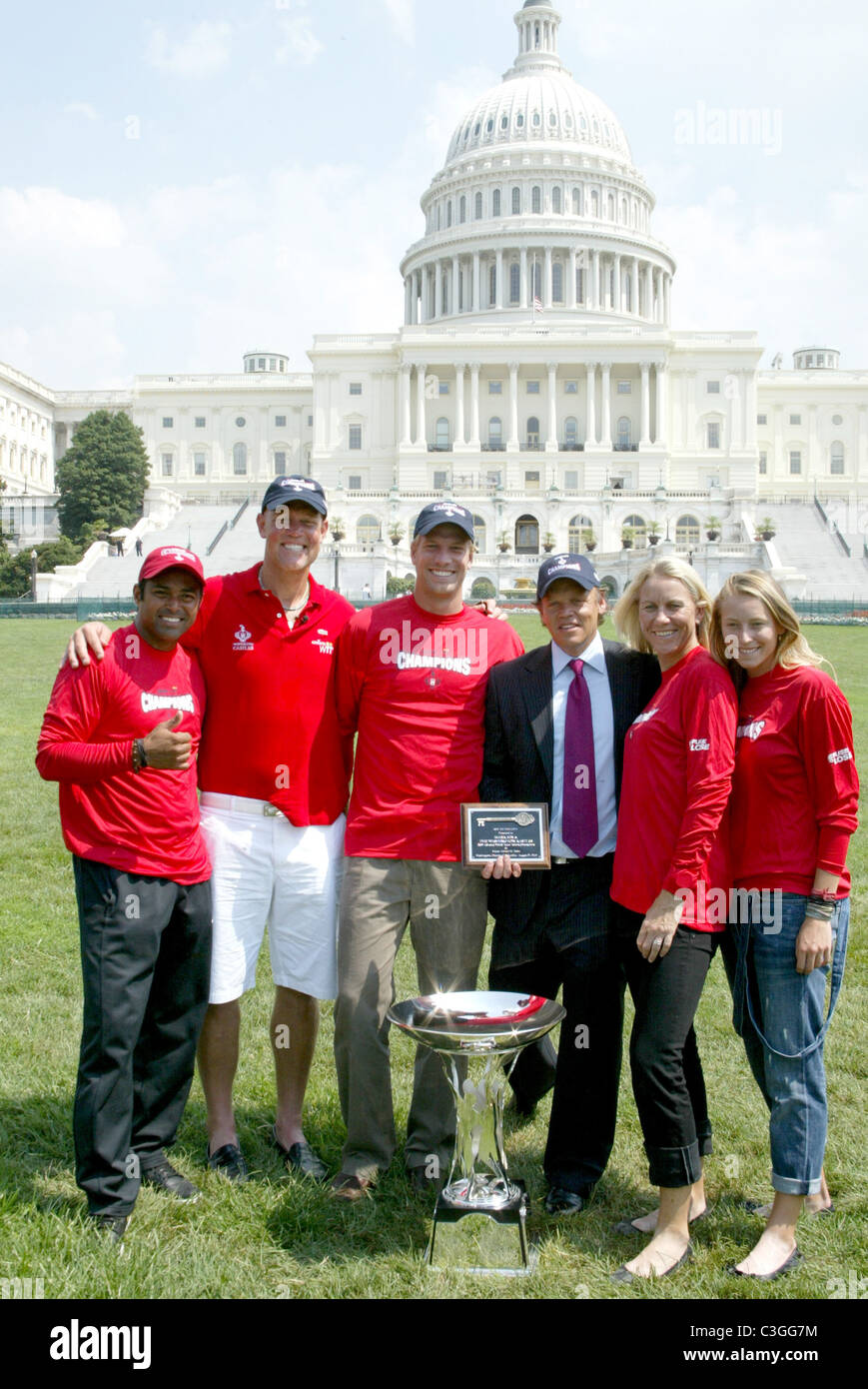 Murphy Jensen, Washington Kastles Besitzer Mark Ein (C) und Gäste während einer Pressekonferenz im John A. Wilson Building wo Stockfoto