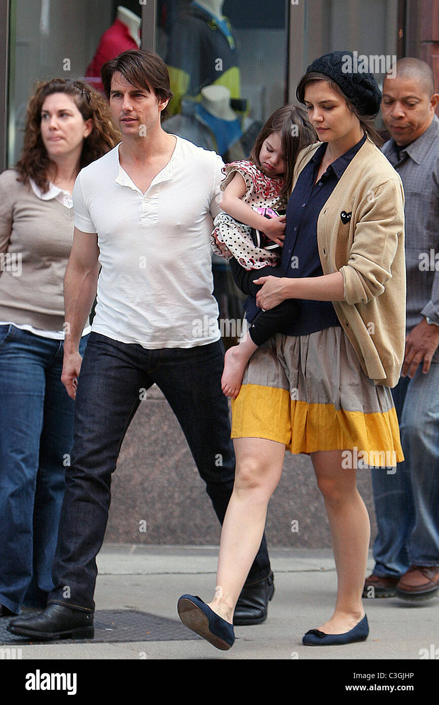 Tom Cruise, Katie Holmes mit ihrer Tochter Suri verlassen die Nike  speichern Boston, MA - 04.10.09 Stockfotografie - Alamy
