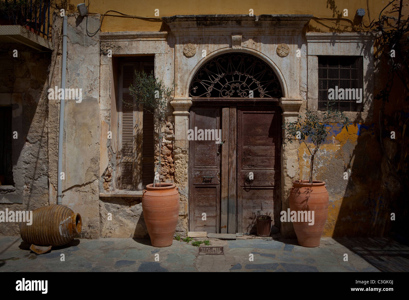 Tür und Amphoren, Chania, Kreta. Stockfoto