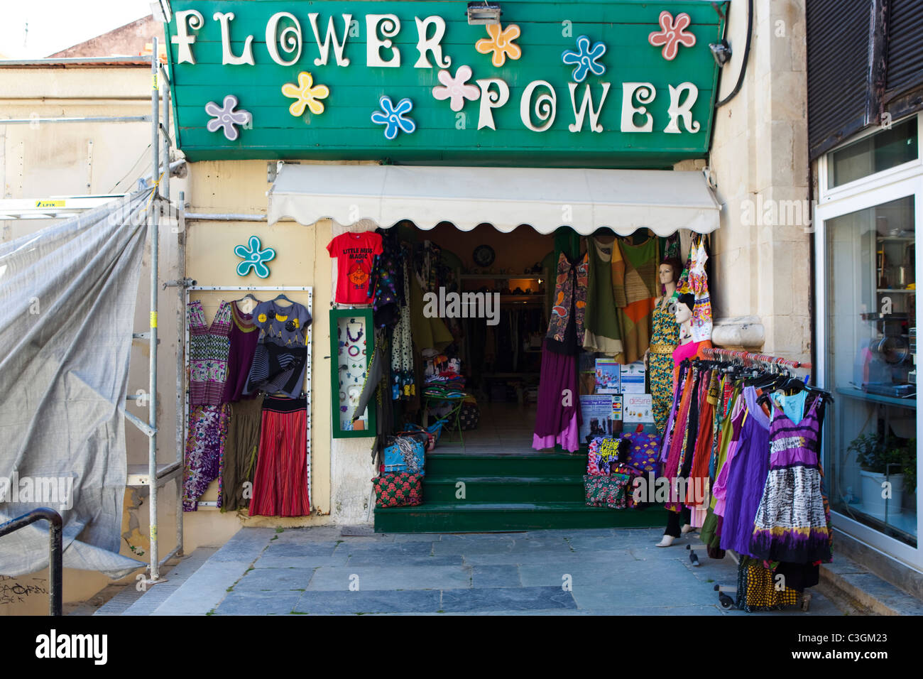 "Flower Power"-Shop im Xania Markt, Kreta, Griechenland. Hippie Mode Kleidung Shop im Markthalle Chanias. Stockfoto