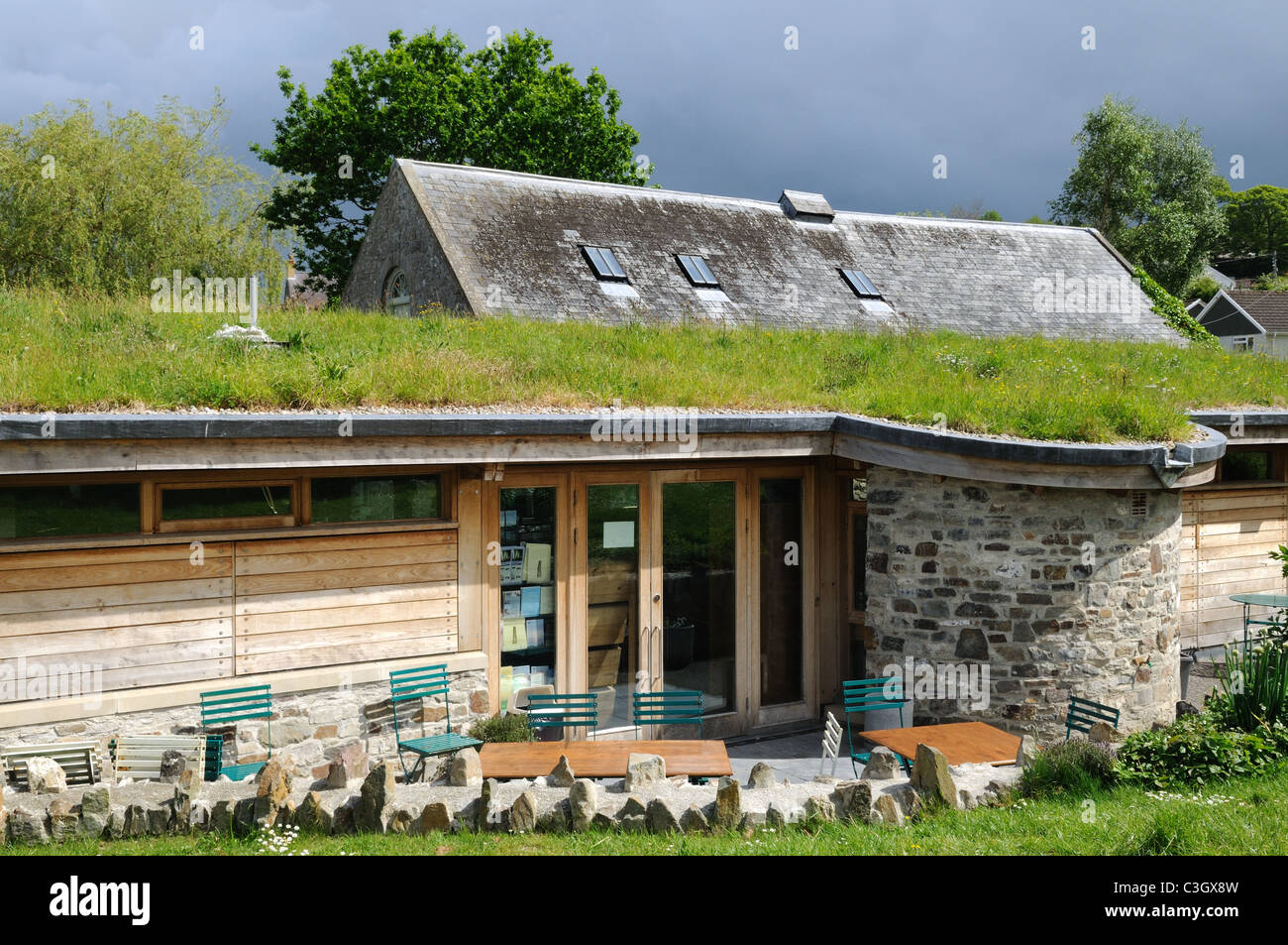 Eco-Dach OnSt Dogmaels Abtei Coach House Visitor Centre und Cafe Pembrokeshire Wales Cymru UK GB Stockfoto