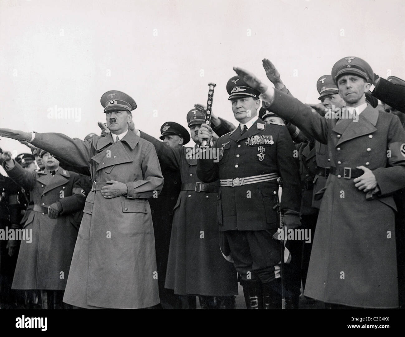 Hitler mit Göring und Goebbels am Flughafen nach dem Anschluss des Stockfoto