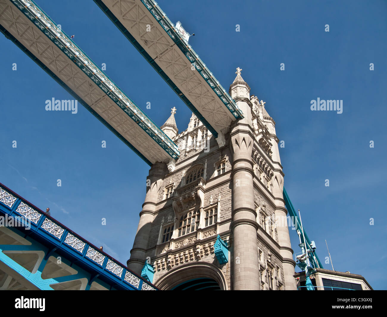Blickte zu Tower Bridge London UK aus der Themse Stockfoto