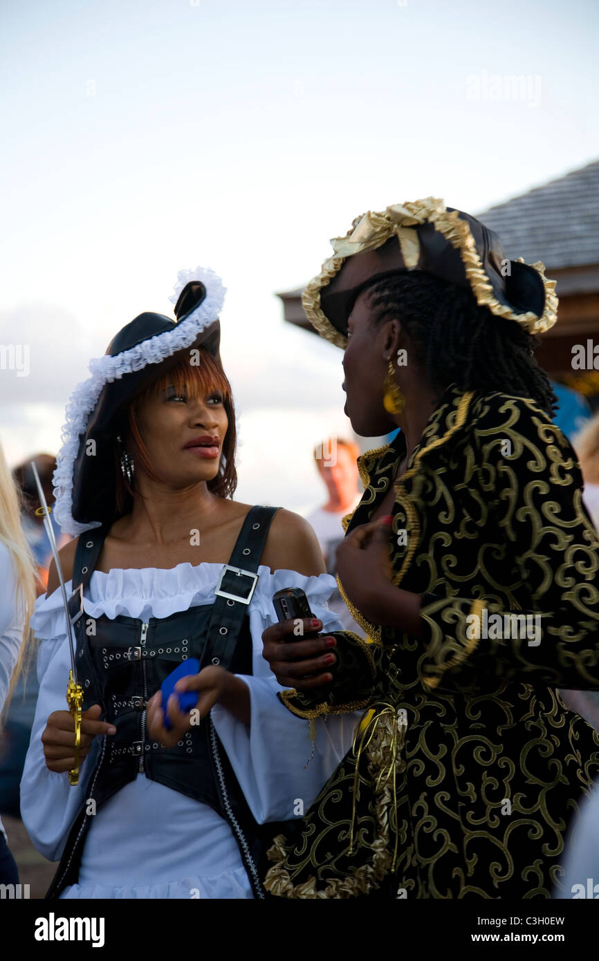 Frauen verkleidet als Piraten auf Shirley Heights in Antigua Stockfoto