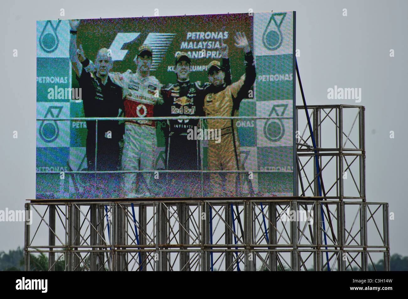 Adrian Newey, Sebastian Vettel, Jenson Button und Nick Heidfeld auf dem Podium nach dem malaysischen 2011 Grand Prix Stockfoto