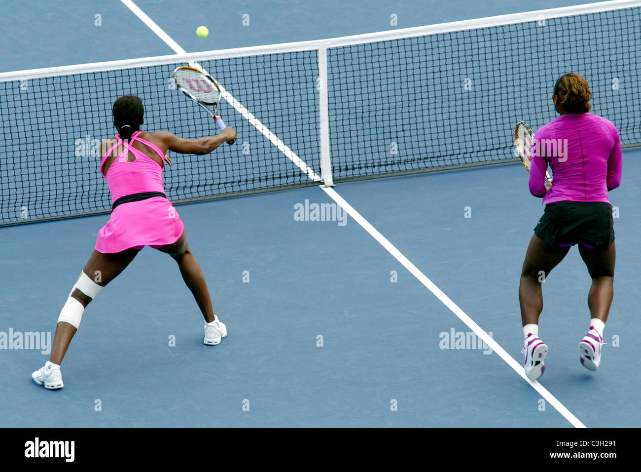 Serena Williams und Venus Williams aus den USA in Aktion während ihrer Doppel-match gegen Jie Zheng und Zi Yan von Stockfoto