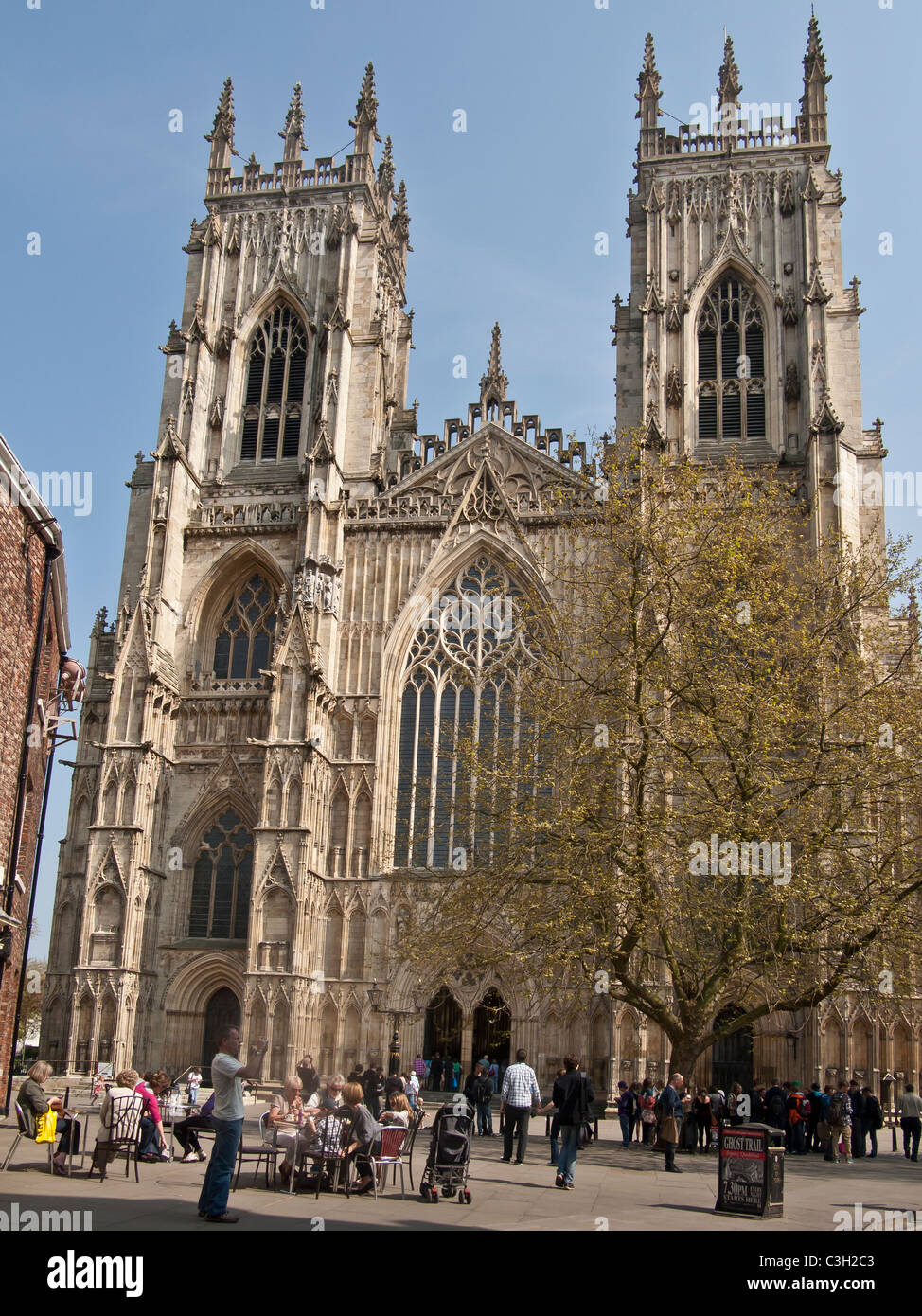 York Minster Westfassade im Frühjahr Stockfoto