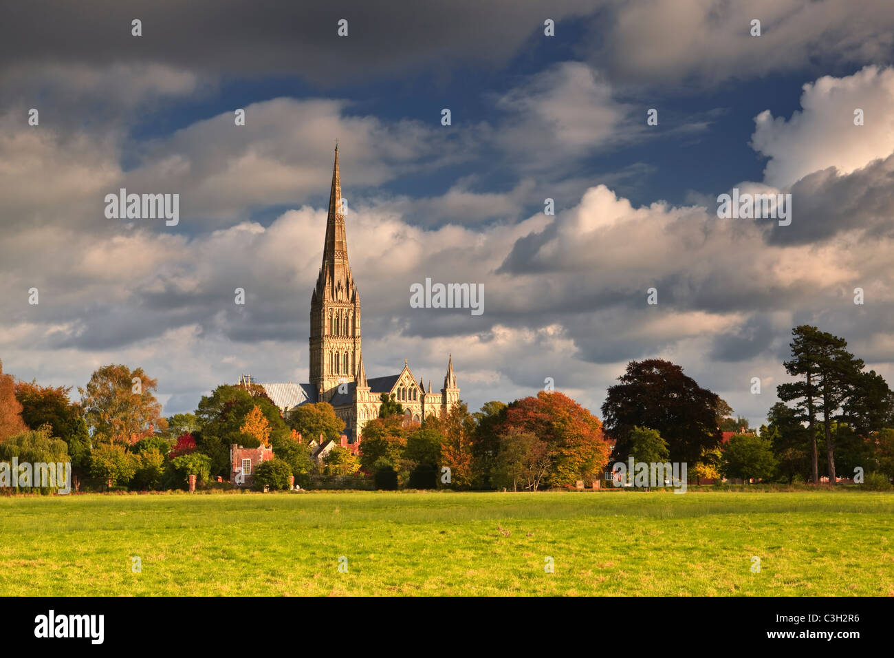 Schwere Wolken hinter die Pracht der Kathedrale von Salisbury in Wiltshire. Stockfoto