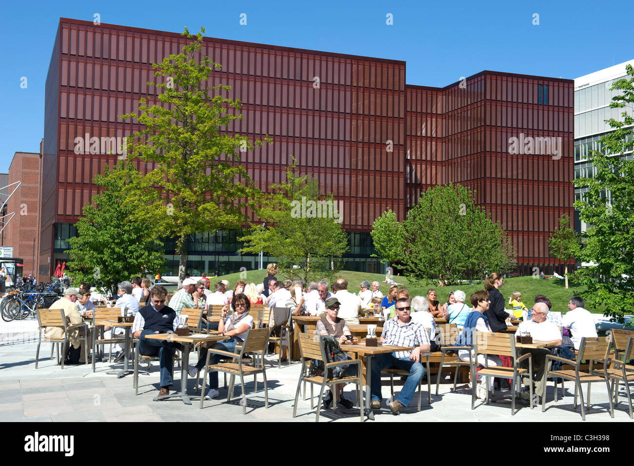 Im Freien speisen im HafenCity Hamburgs Sandtorpark im Hamburger Hafen Stockfoto