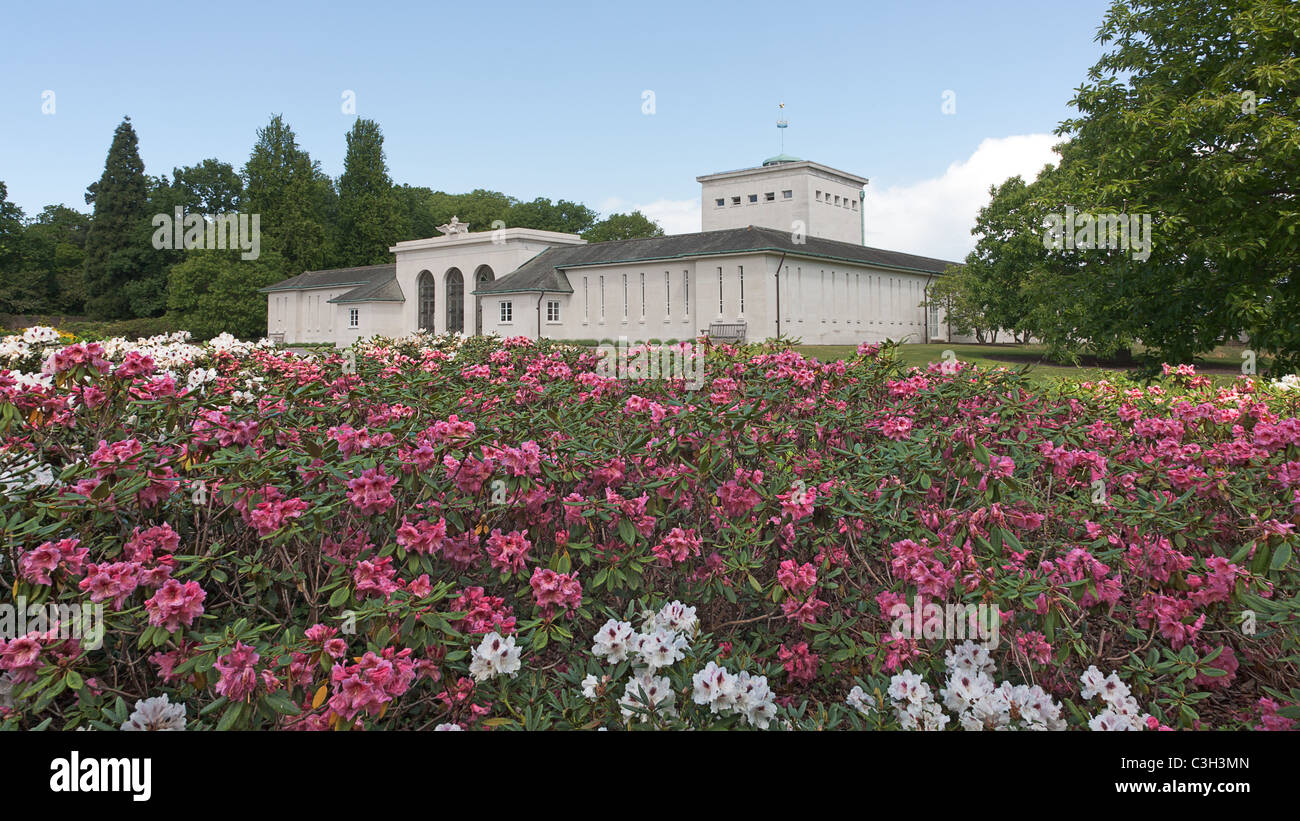 Gedenkkapelle Runnymede - Aspekt Portikus-Eingang Süd - Luftstreitkräfte / Kontrollturm gekrönt von Astral Krone - blühende Azalee Stockfoto