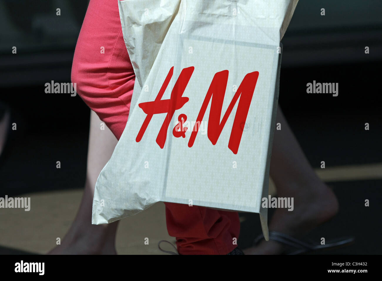 Einkaufstasche durchgeführt in Oxford Street, London, England Stockfoto