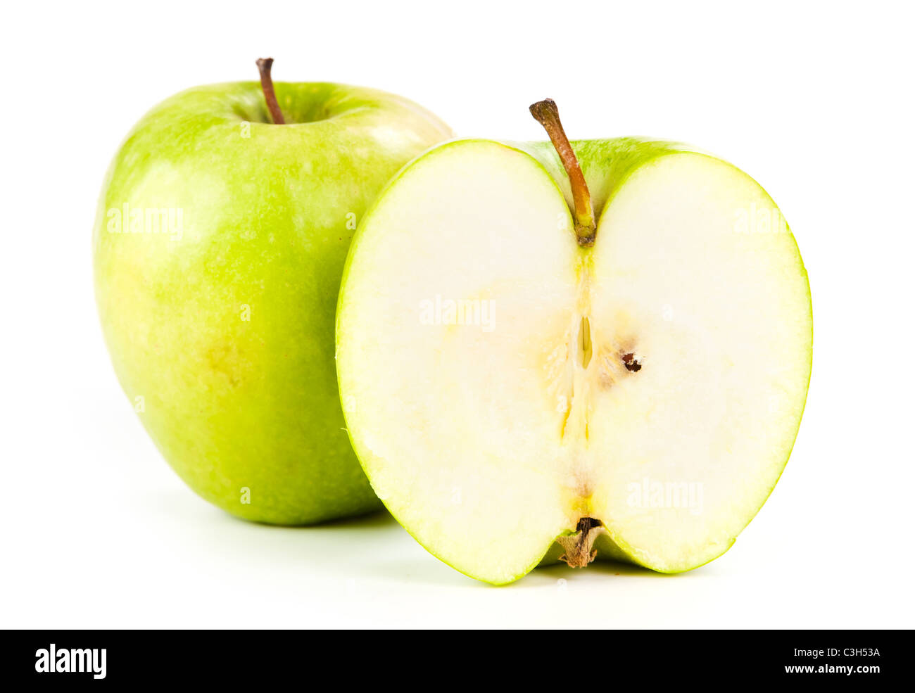 Grüne Äpfel und die Hälfte des Apfels isoliert auf weißem Hintergrund Stockfoto