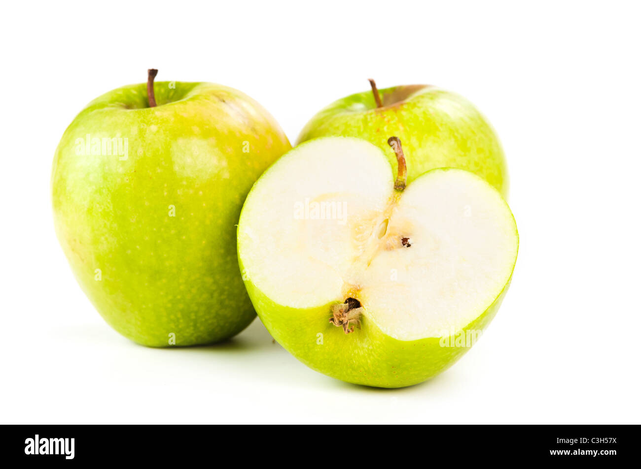 zwei Äpfel und die Hälfte des Apfels isoliert auf weißem Hintergrund Stockfoto