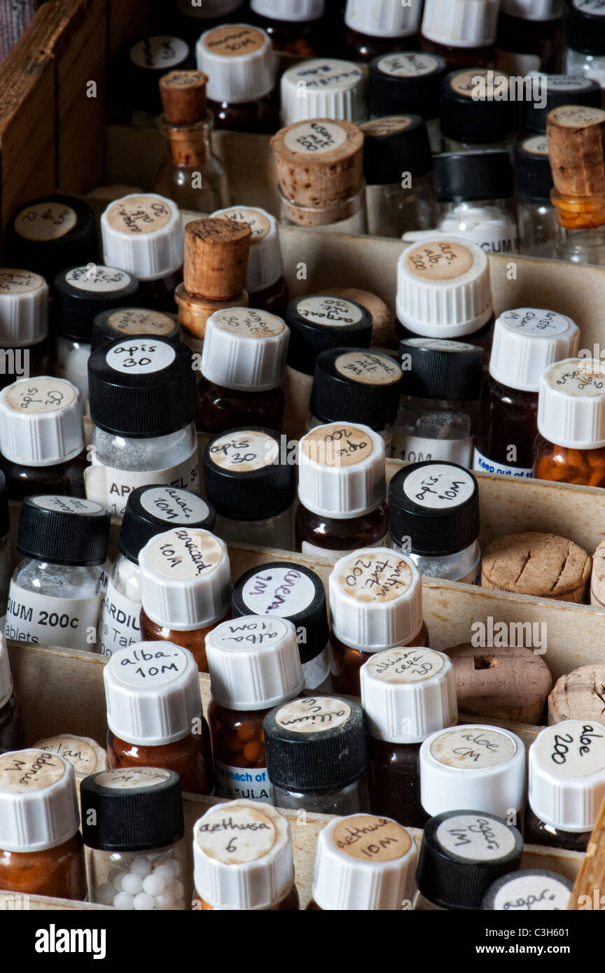Flaschen von Homeopathic beheben Pillen in einem hölzernen Unentschieden Stockfoto