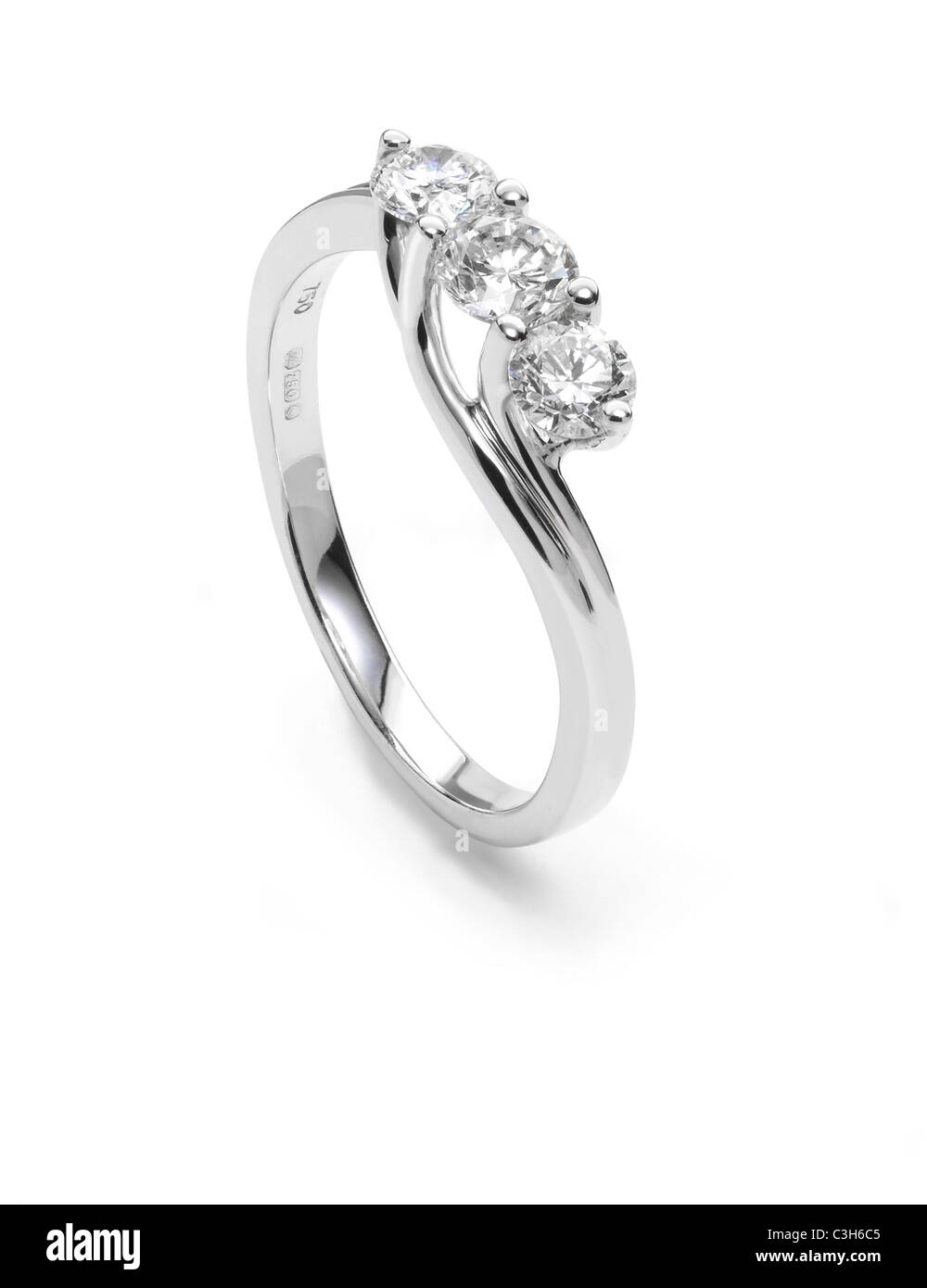 Schneiden Sie 3 Steine, Klauensatz 18ct weißen goldenen Diamantring heraus Stockfoto