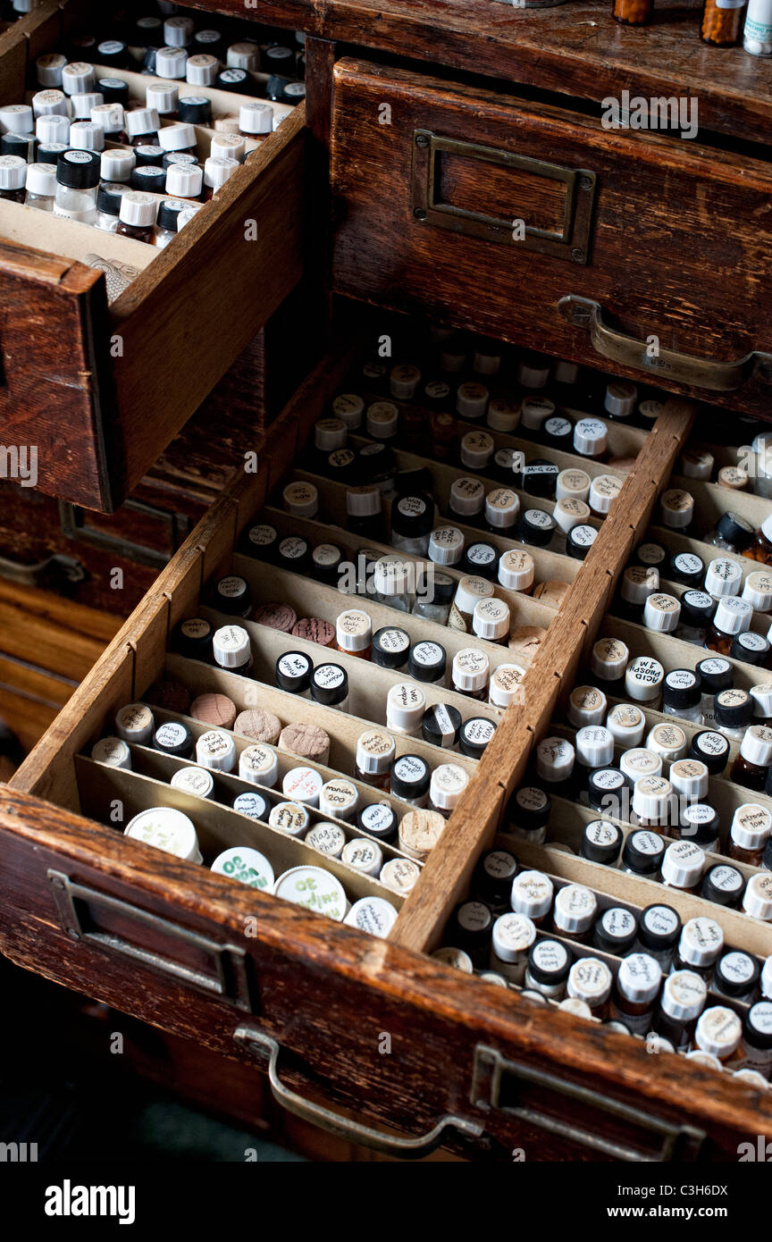 Flaschen von Homeopathic beheben Pillen in einem hölzernen Unentschieden Stockfoto
