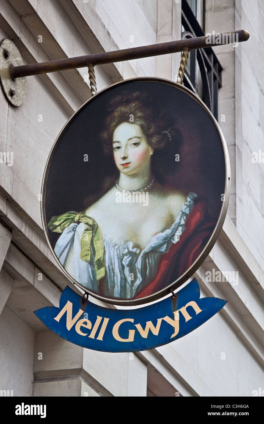 London, den Strang melden für die Nell Gwyn Bull Inn Gericht April 2011 Stockfoto