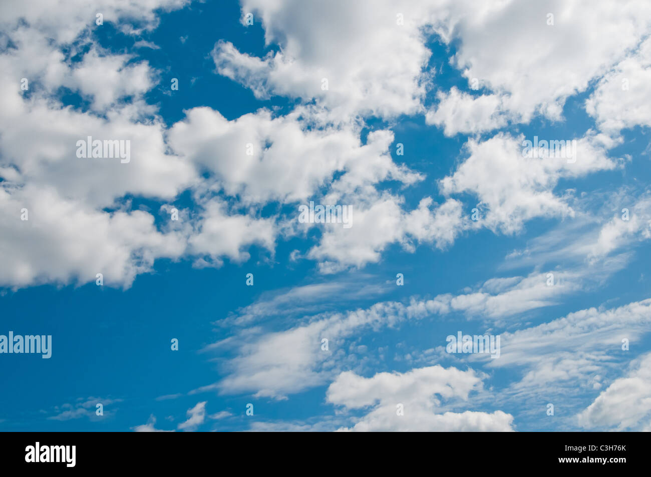 Zusammenfassung Hintergrund: blauer Himmel und Wolken Stockfoto