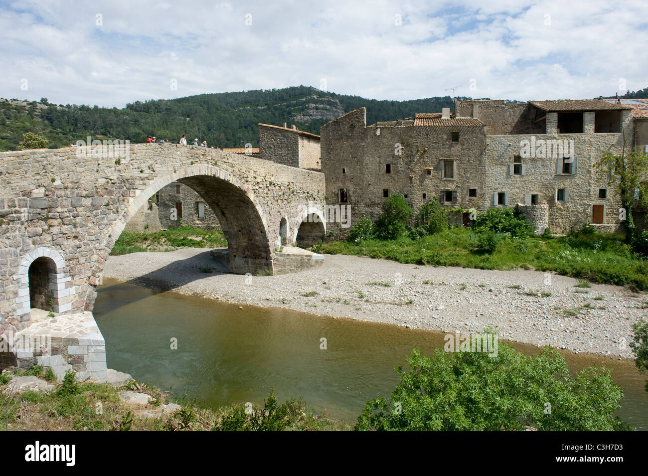 Die römische Brücke "Pont Vieux" in Lagrasse, Dorf in den Corbières Berge im Departement Aude in Occitanie Stockfoto