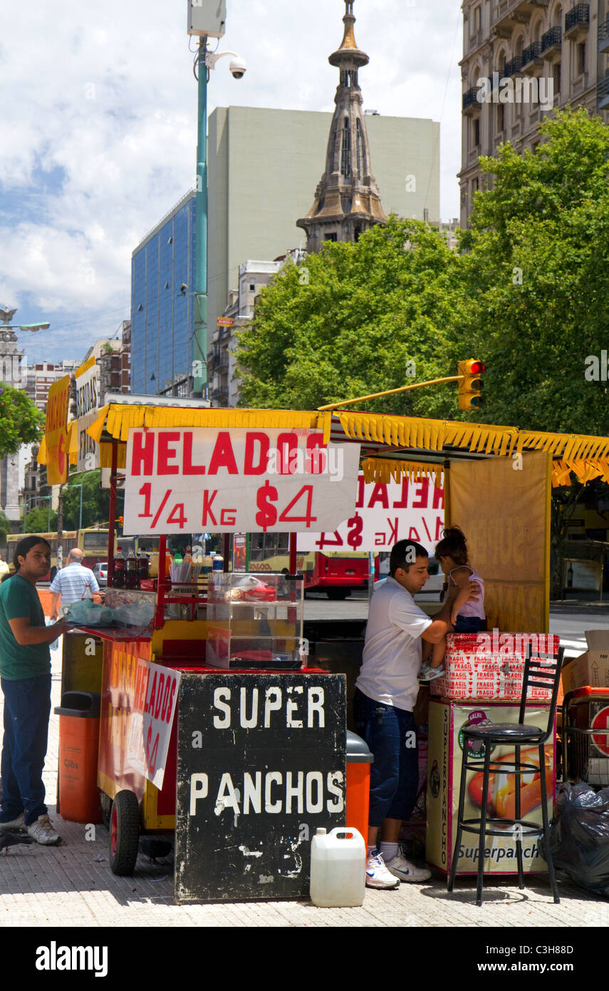 Straßenhändler verkaufen Eis und Hot Dogs in Buenos Aires, Argentinien. Stockfoto