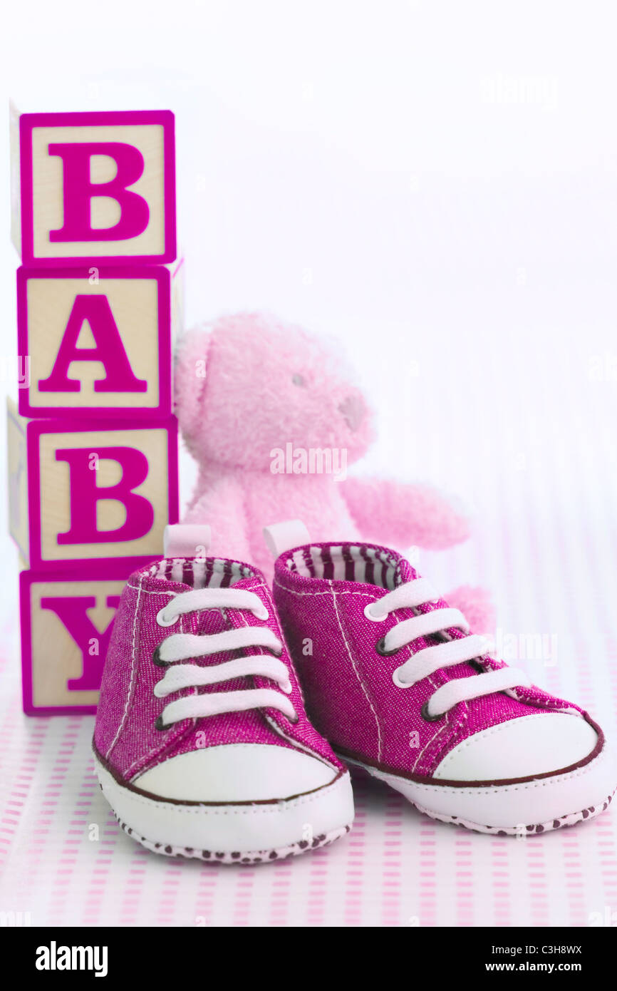 Baby-Schuhe und Blöcke Stockfoto