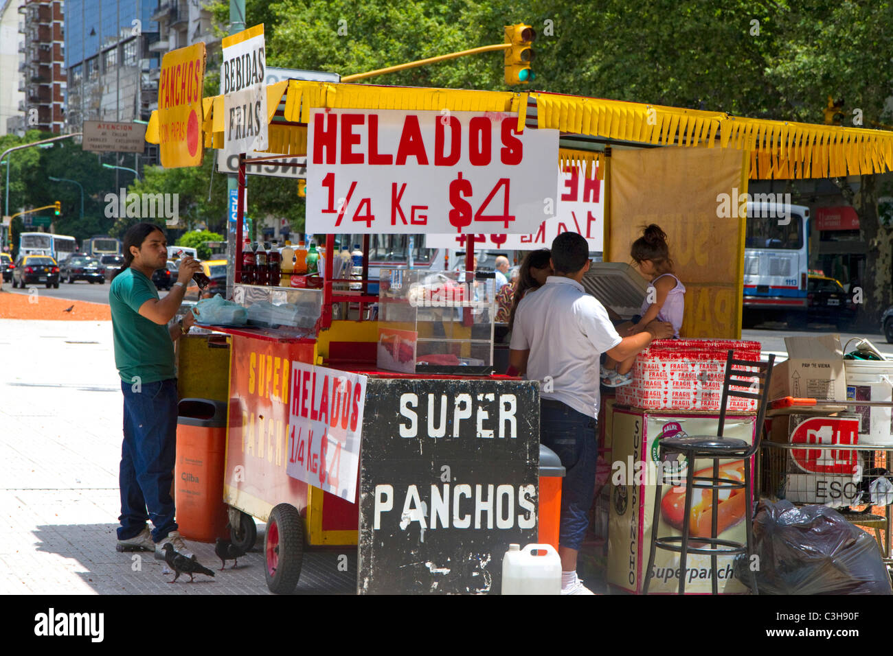 Straßenhändler verkaufen Eis und Hot Dogs in Buenos Aires, Argentinien. Stockfoto