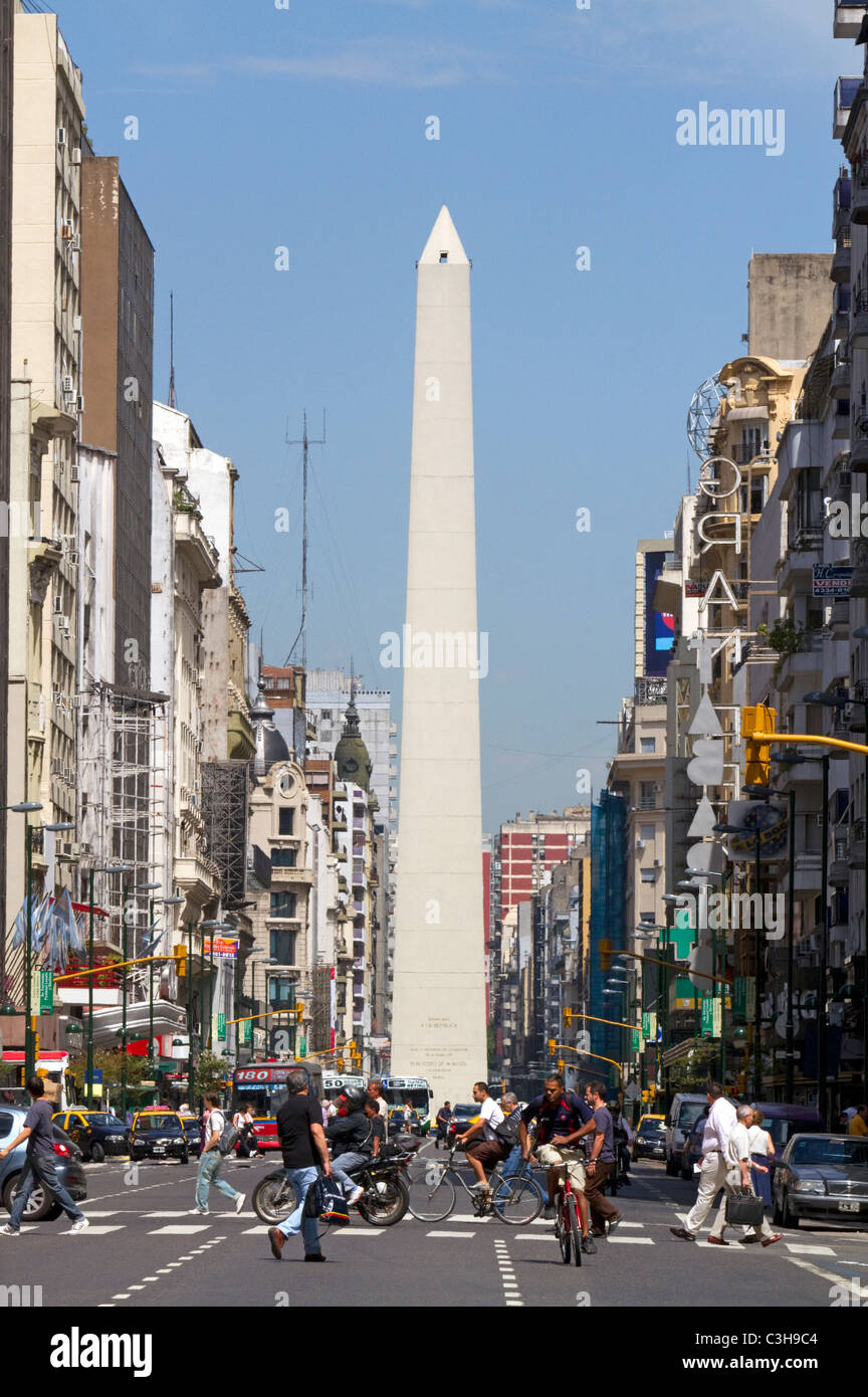 Avenida Corrientes und der Obelisk von Buenos Aires, Argentinien. Stockfoto