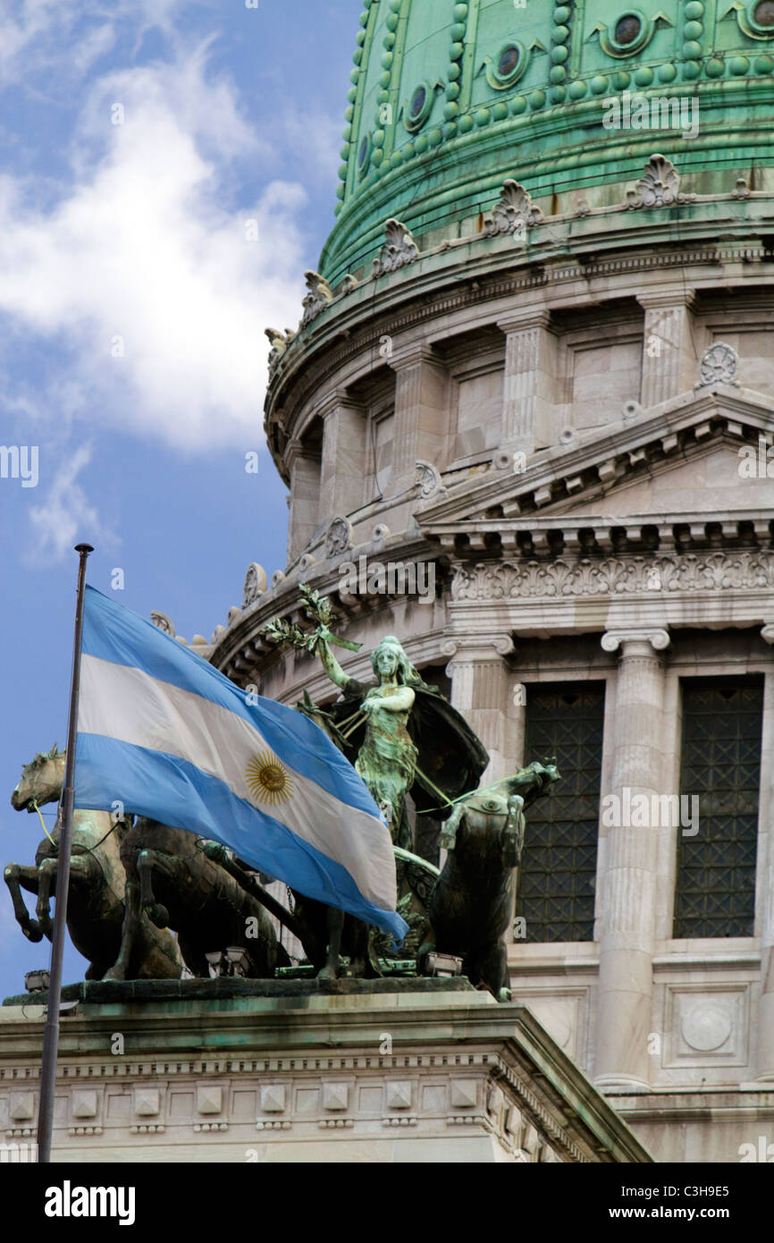 Denkmal für die beiden Kongresse vor der argentinischen Nationalkongress Gebäude in Buenos Aires, Argentinien. Stockfoto